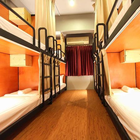 Thonglor Travellers Hostel And Cafe Banguecoque Exterior foto