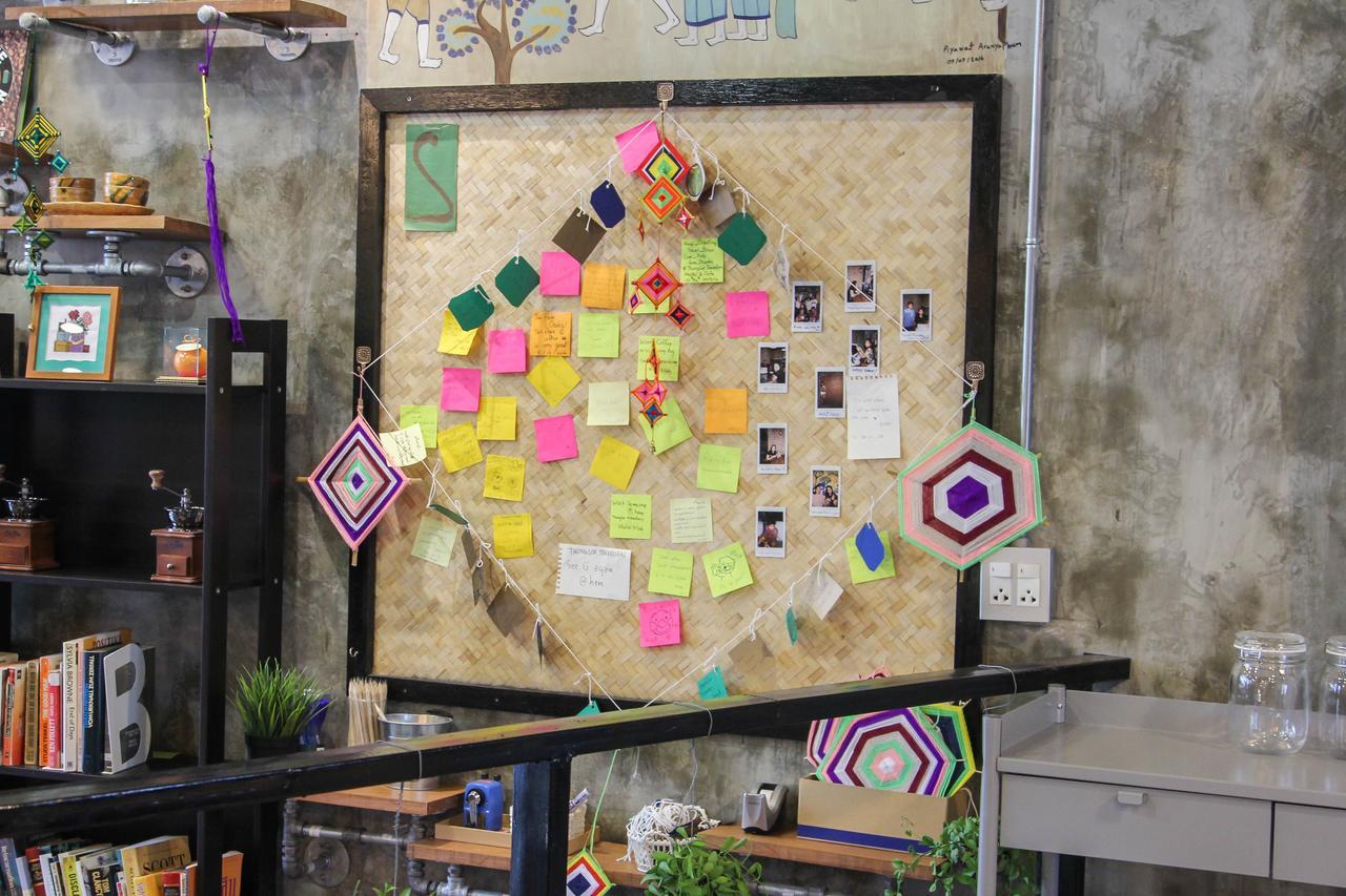 Thonglor Travellers Hostel And Cafe Banguecoque Exterior foto