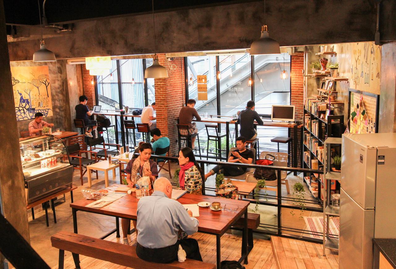 Thonglor Travellers Hostel And Cafe Banguecoque Exterior foto