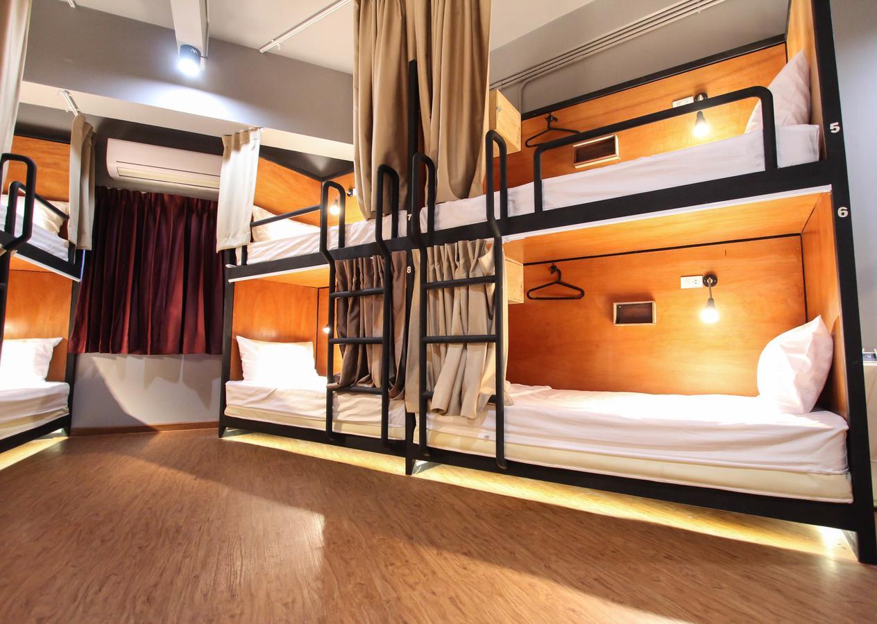 Thonglor Travellers Hostel And Cafe Banguecoque Exterior foto