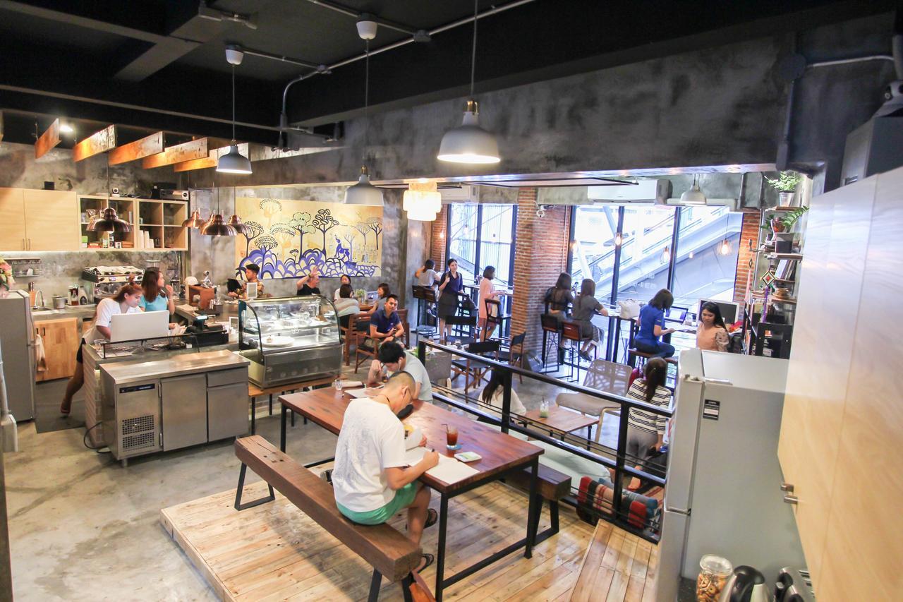 Thonglor Travellers Hostel And Cafe Banguecoque Exterior foto