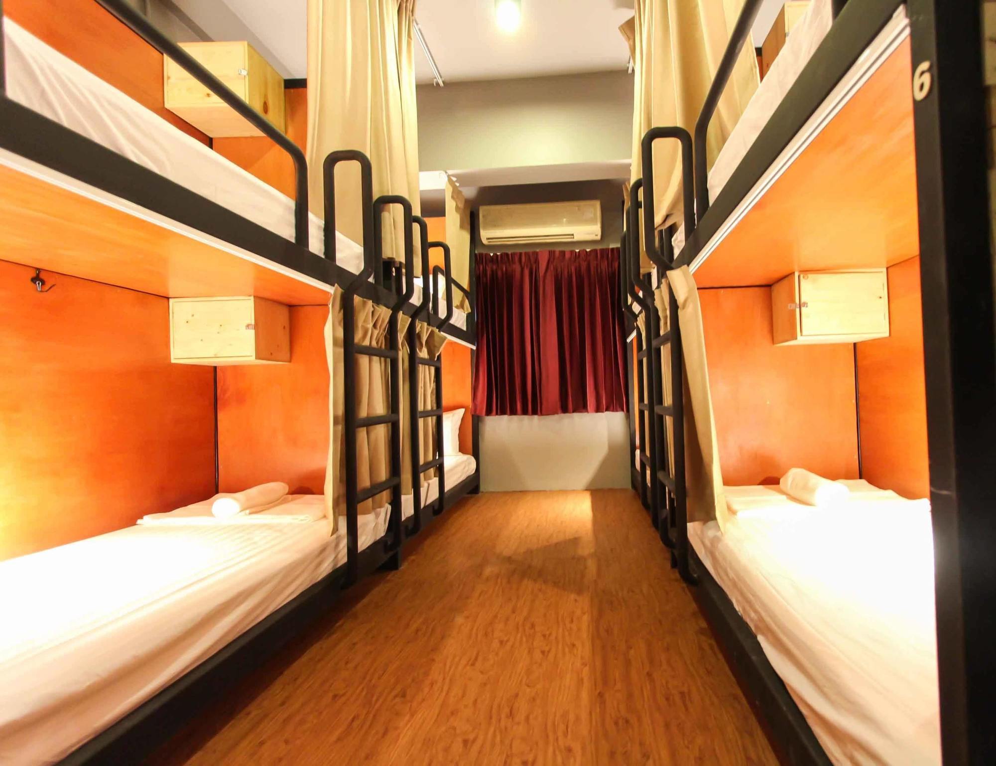 Thonglor Travellers Hostel And Cafe Banguecoque Exterior foto