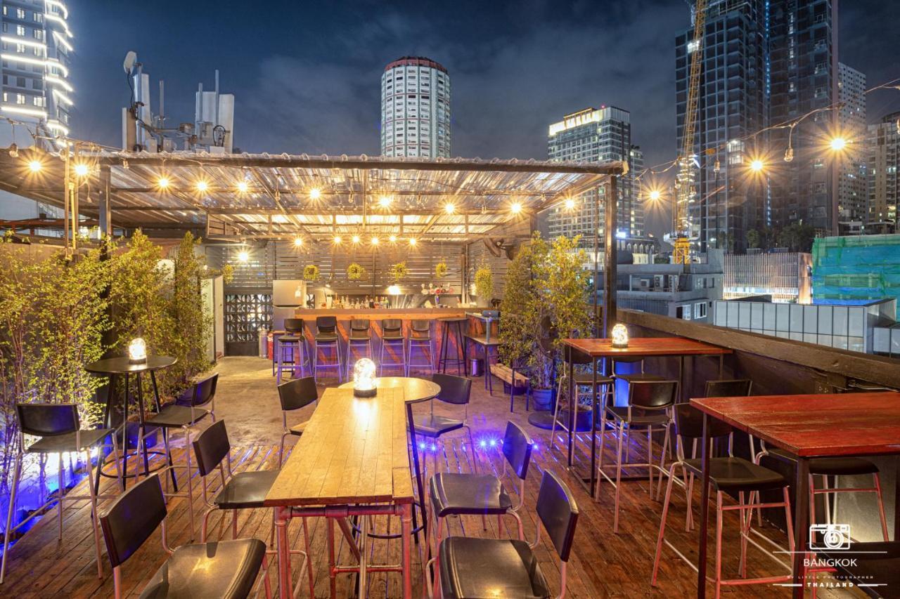 Thonglor Travellers Hostel And Cafe Banguecoque Exterior foto