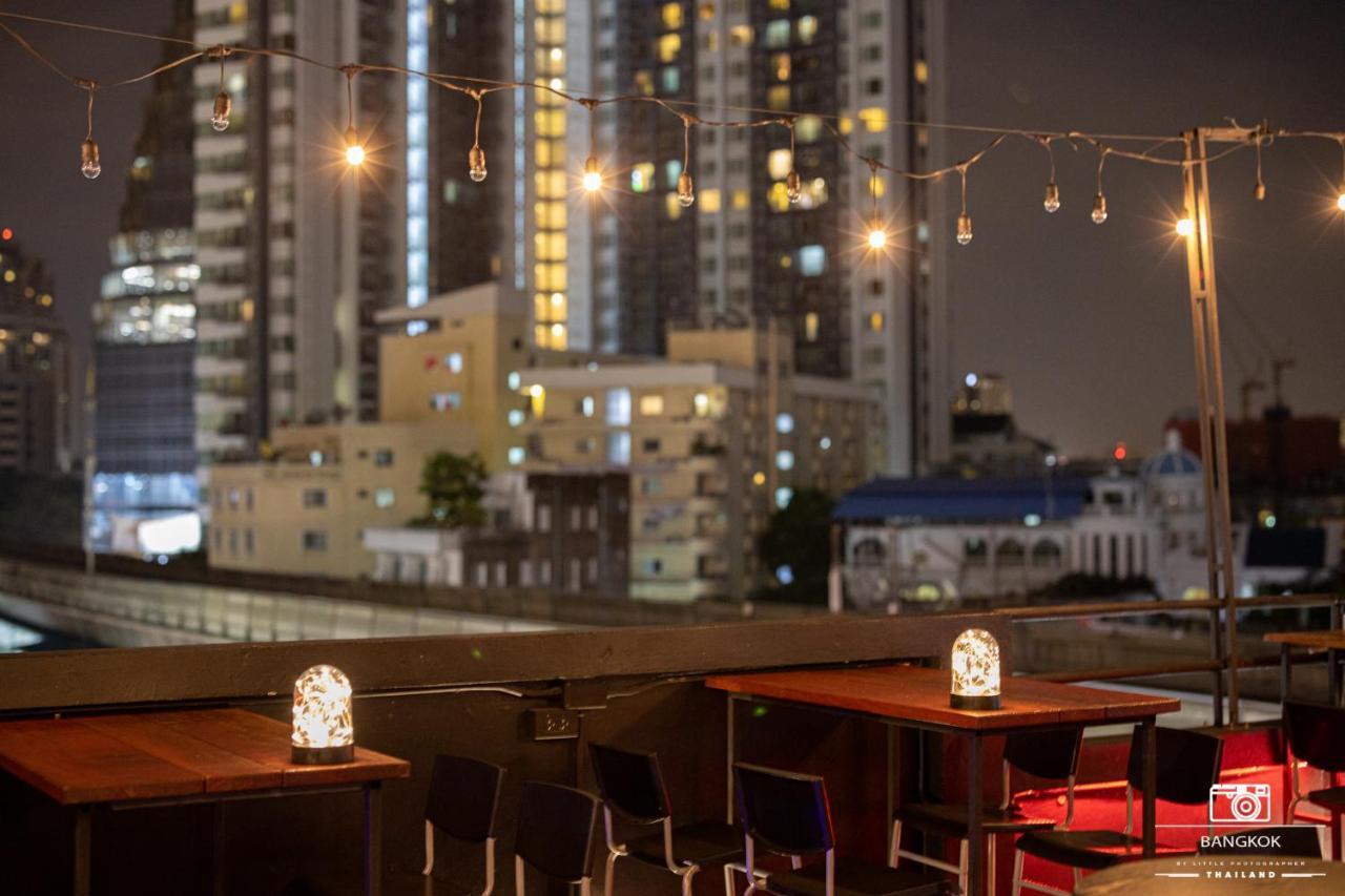 Thonglor Travellers Hostel And Cafe Banguecoque Exterior foto