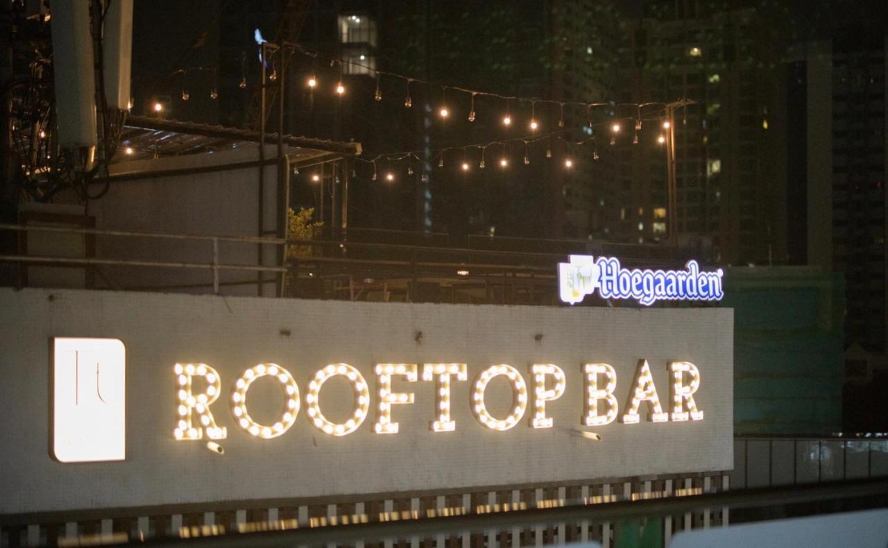 Thonglor Travellers Hostel And Cafe Banguecoque Exterior foto