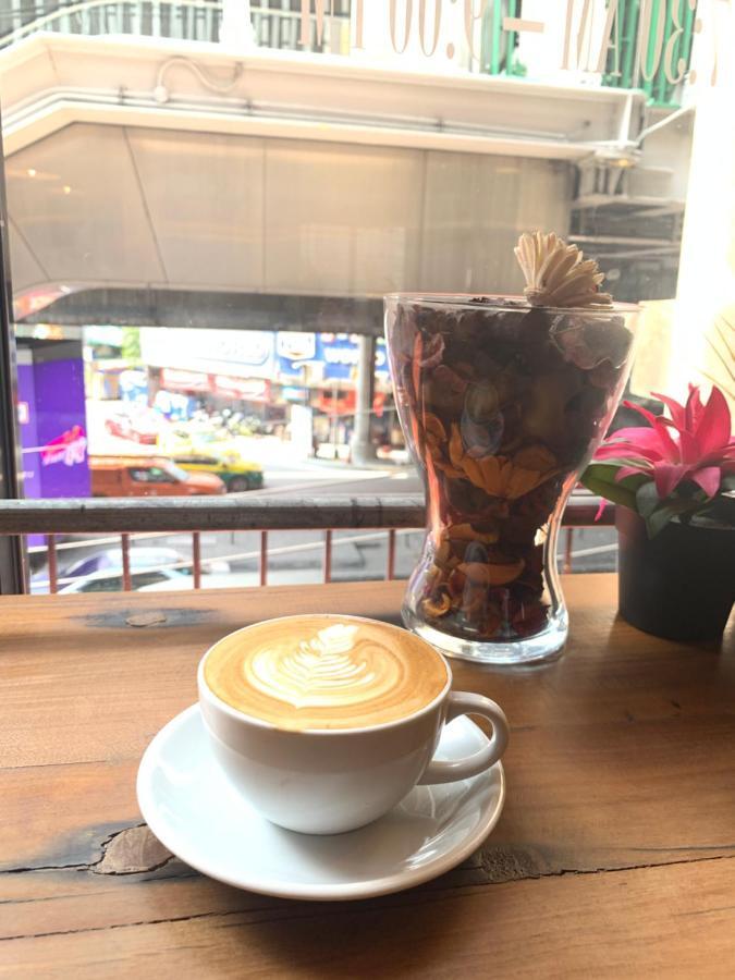 Thonglor Travellers Hostel And Cafe Banguecoque Exterior foto