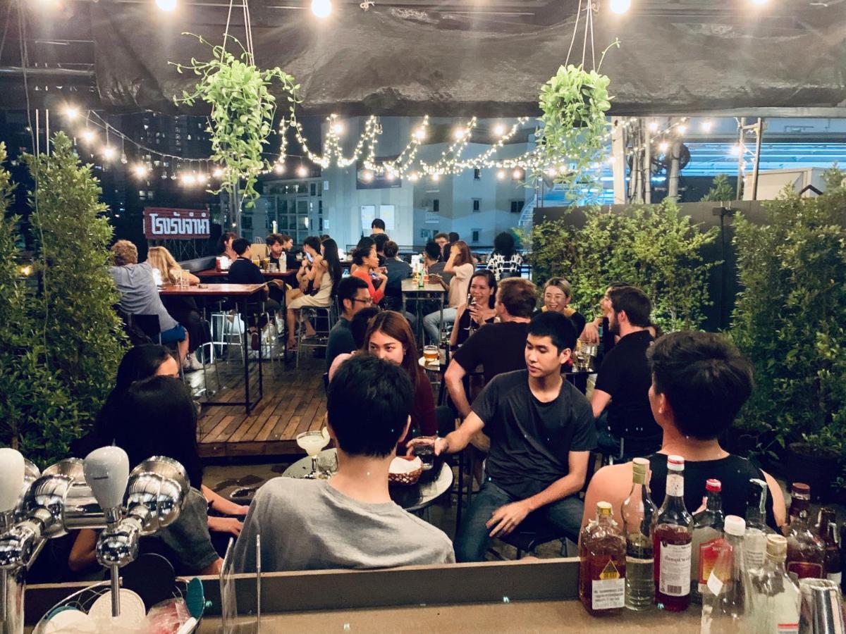 Thonglor Travellers Hostel And Cafe Banguecoque Exterior foto