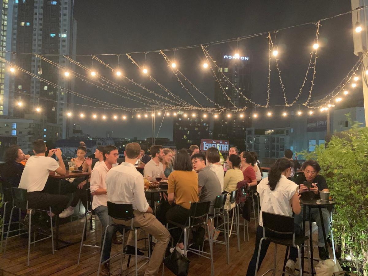 Thonglor Travellers Hostel And Cafe Banguecoque Exterior foto
