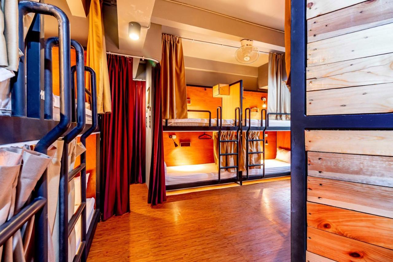 Thonglor Travellers Hostel And Cafe Banguecoque Exterior foto