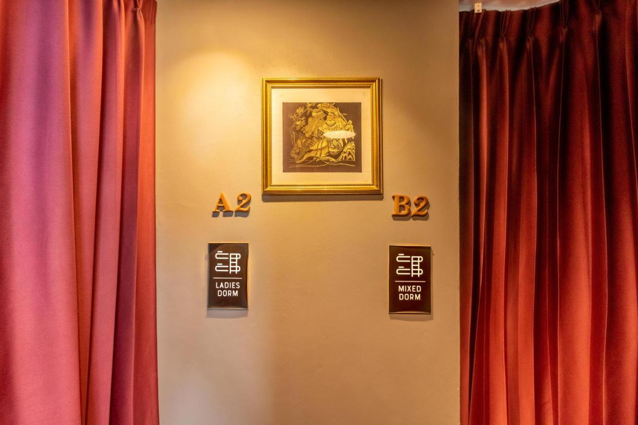Thonglor Travellers Hostel And Cafe Banguecoque Exterior foto