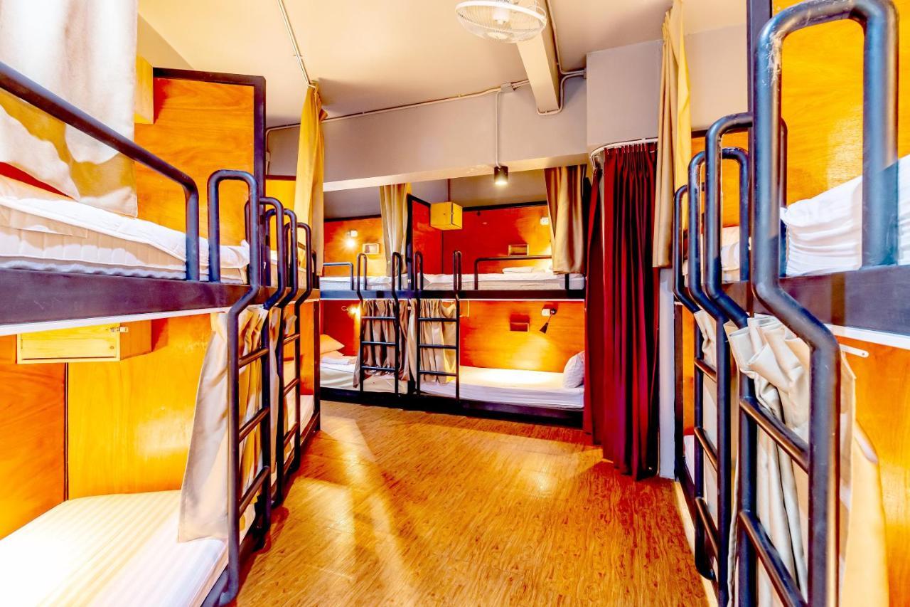 Thonglor Travellers Hostel And Cafe Banguecoque Exterior foto