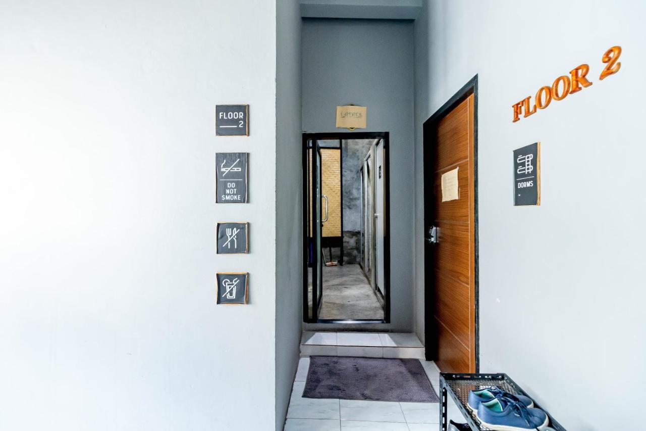 Thonglor Travellers Hostel And Cafe Banguecoque Exterior foto