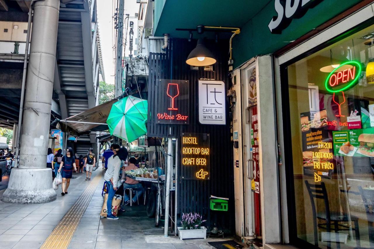 Thonglor Travellers Hostel And Cafe Banguecoque Exterior foto