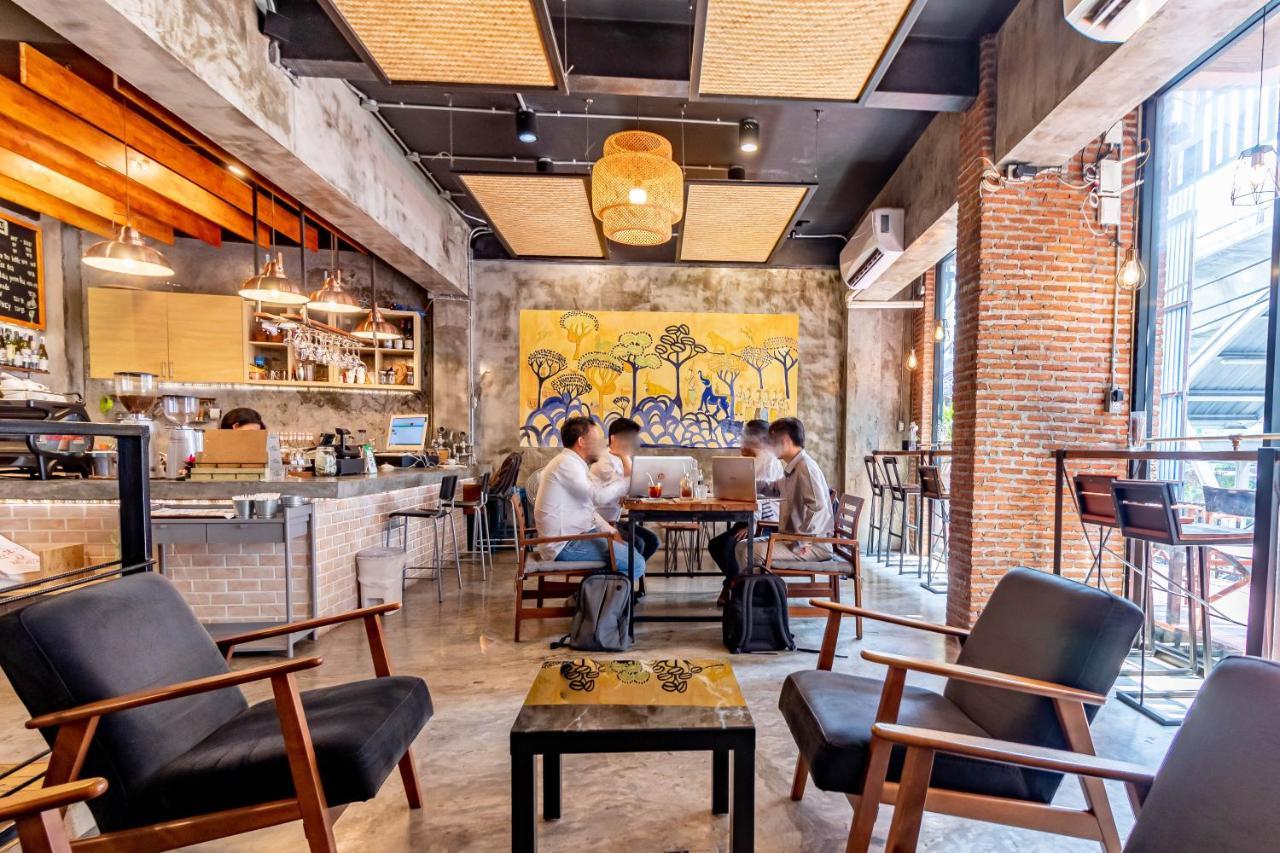 Thonglor Travellers Hostel And Cafe Banguecoque Exterior foto