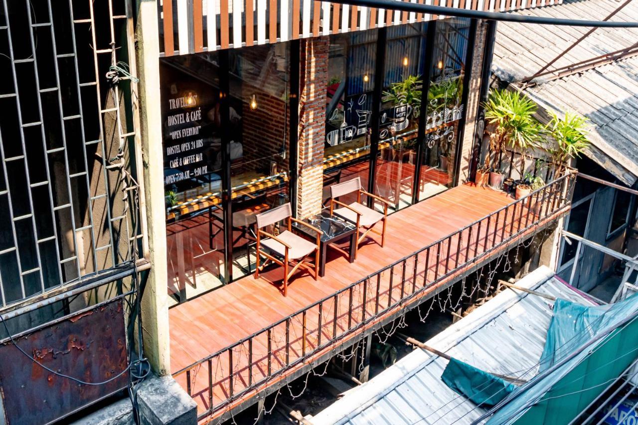 Thonglor Travellers Hostel And Cafe Banguecoque Exterior foto