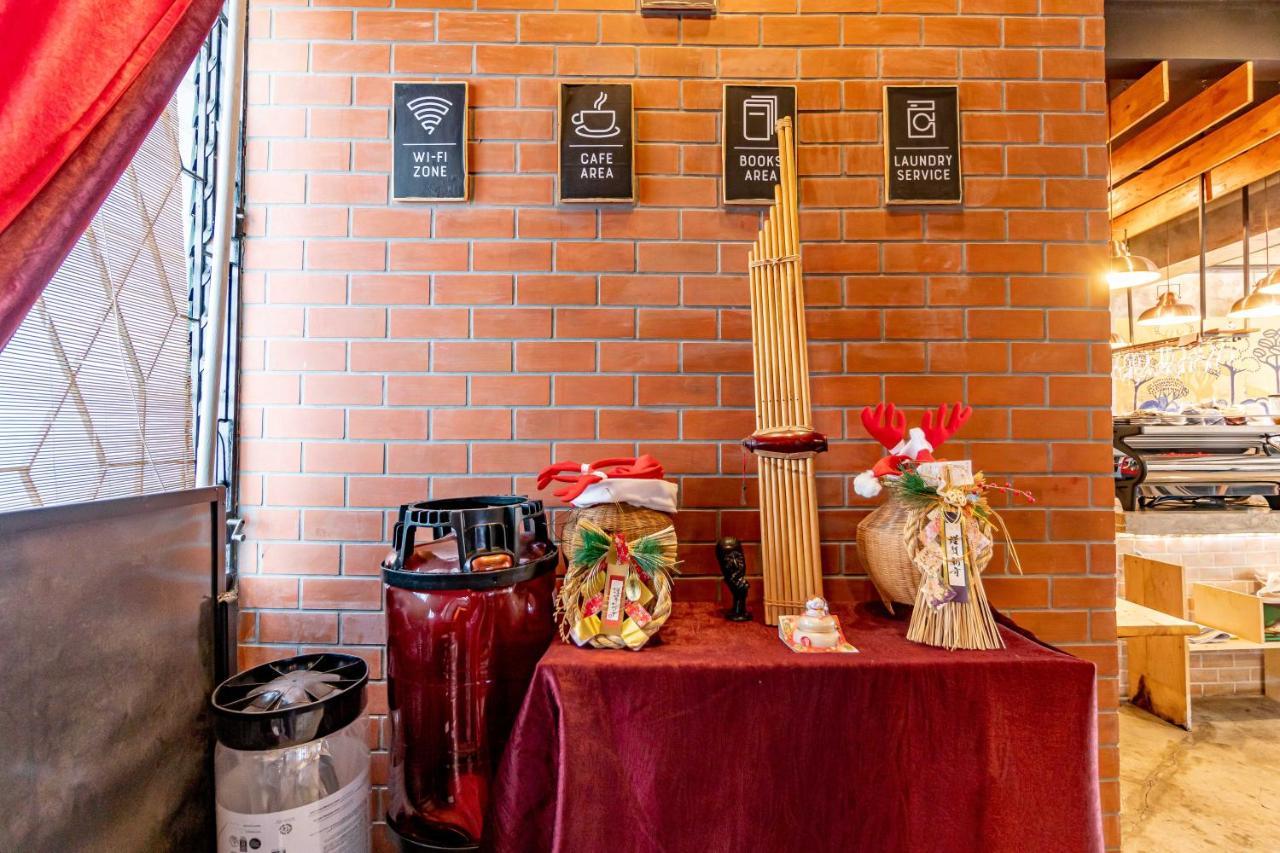 Thonglor Travellers Hostel And Cafe Banguecoque Exterior foto