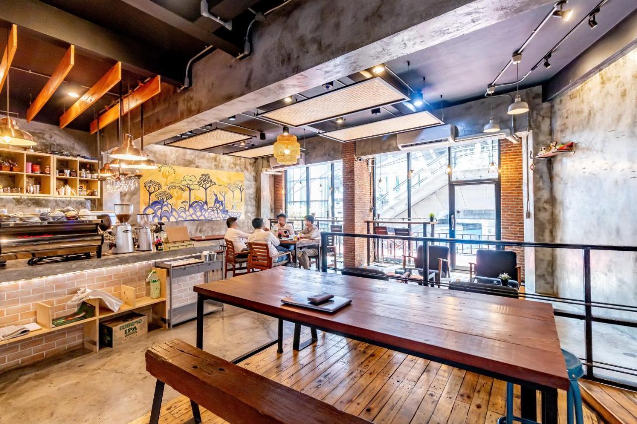 Thonglor Travellers Hostel And Cafe Banguecoque Exterior foto
