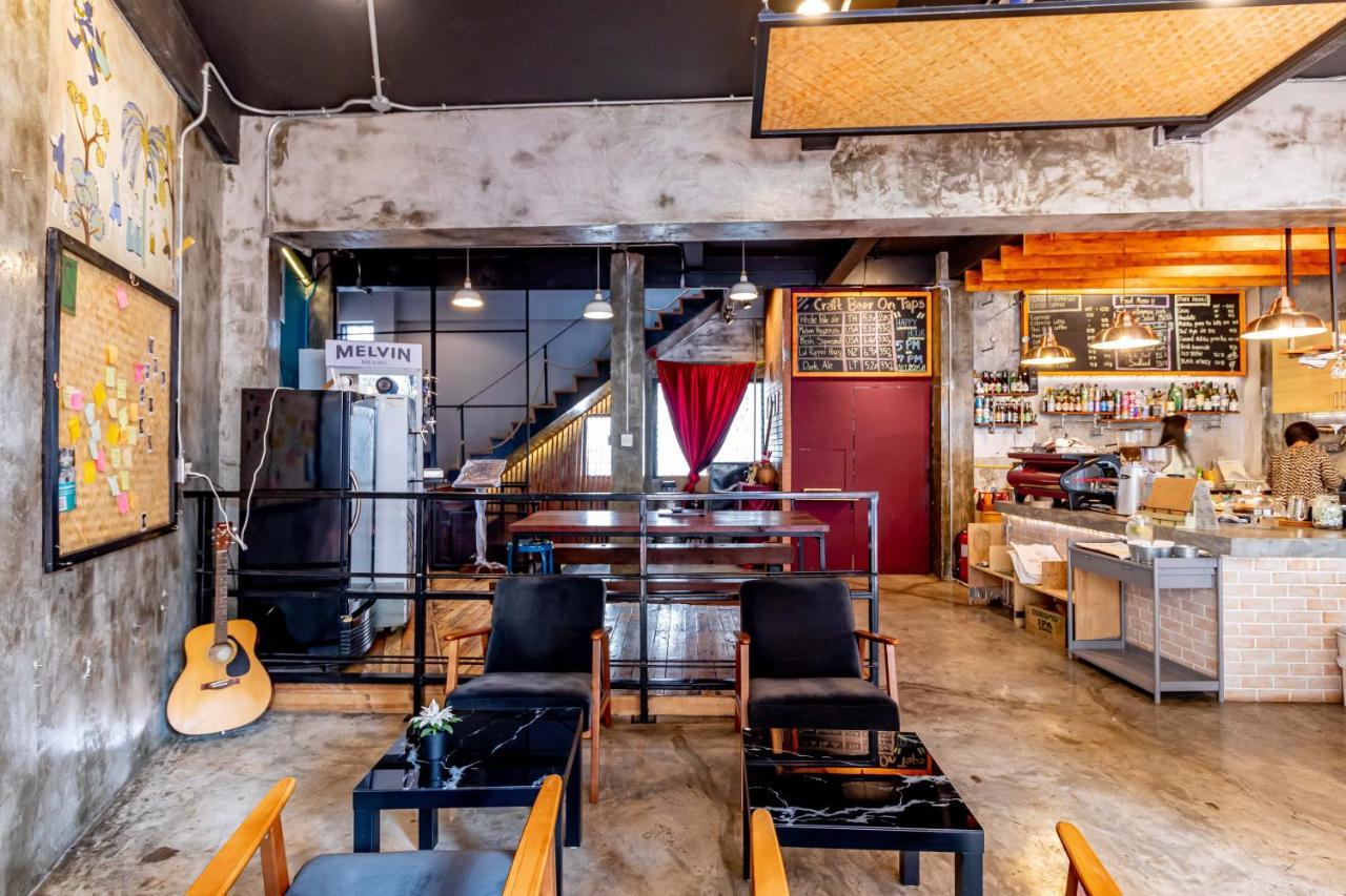 Thonglor Travellers Hostel And Cafe Banguecoque Exterior foto