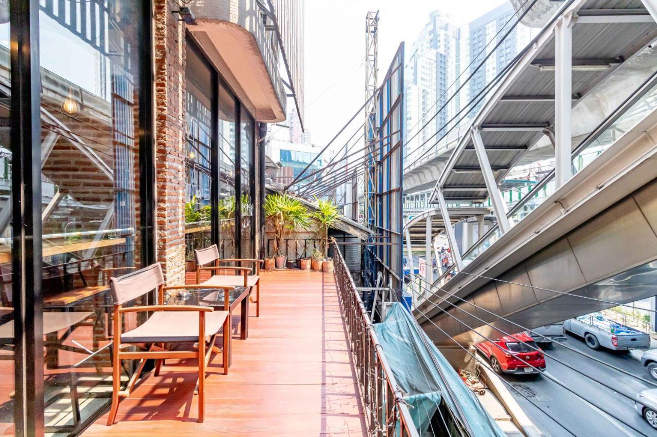 Thonglor Travellers Hostel And Cafe Banguecoque Exterior foto