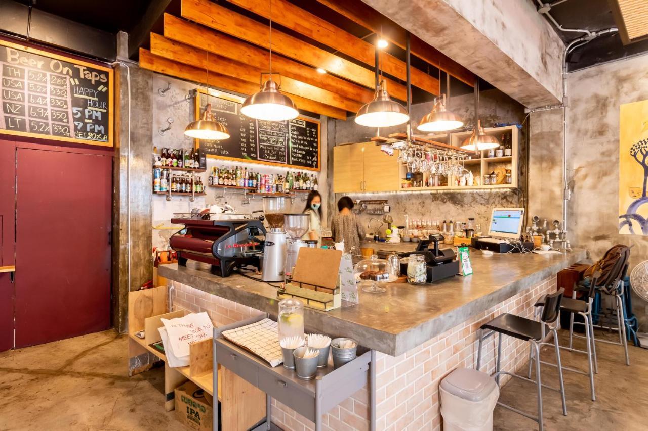 Thonglor Travellers Hostel And Cafe Banguecoque Exterior foto