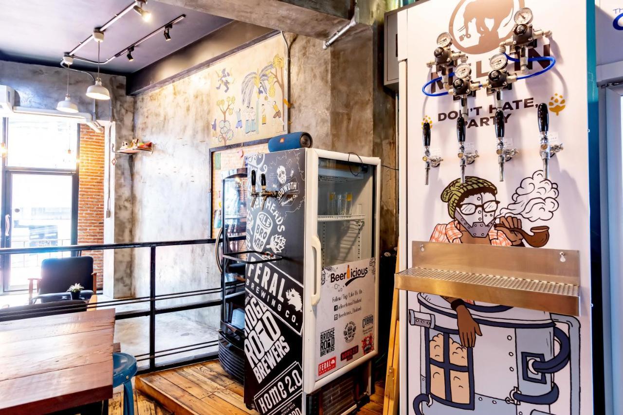 Thonglor Travellers Hostel And Cafe Banguecoque Exterior foto