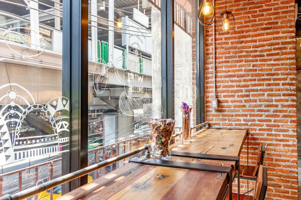 Thonglor Travellers Hostel And Cafe Banguecoque Exterior foto
