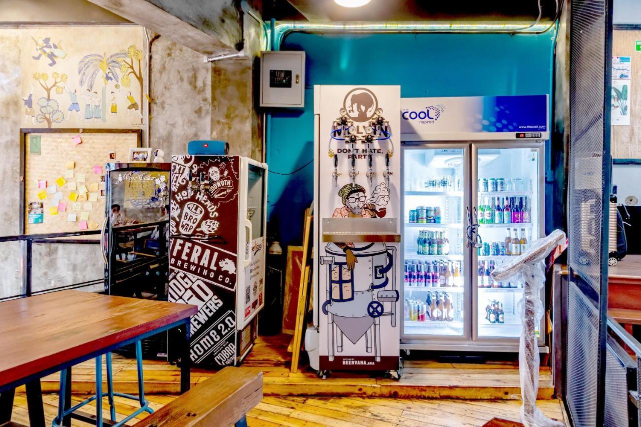 Thonglor Travellers Hostel And Cafe Banguecoque Exterior foto